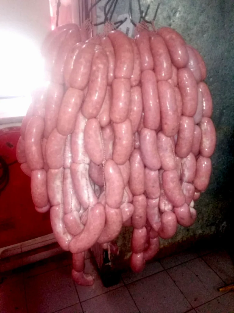 Chorizos colgando en carnicería