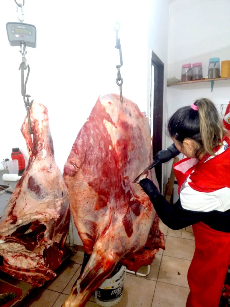 Carnicera realizando un corte